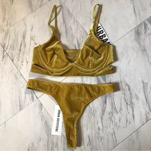 NWT Out from Under Velvet Lingerie Set size M